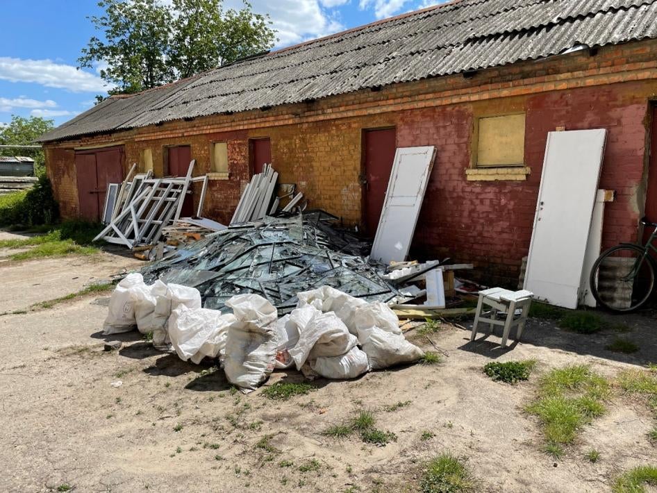 Cette école a été endommagée lors de l’attaque du 28 avril contre un centre de services de santé du gouvernement à Pokotylivka, dans la banlieue de Kharkiv. Le centre était utilisé comme base par les Forces de défense territoriale. Photo prise le 24 mai 2022.