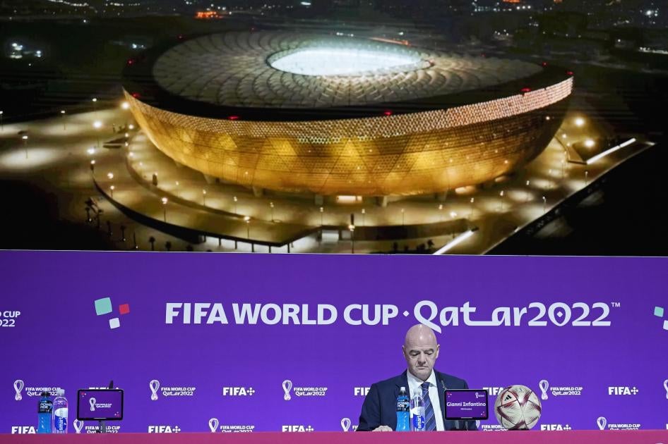 Le président de la FIFA, Gianni Infantino, assis devant une photo géante du Stade de Lusail, lors d’une conférence de presse tenue à Doha le 16 décembre 2022, deux jours avant la finale de la Coupe du monde de football au Qatar.