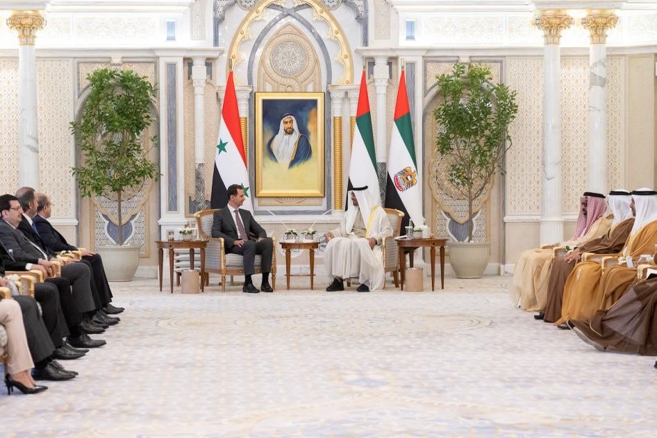 El jeque Mohamed bin Zayed Al Nahyan, presidente de los Emiratos Árabes Unidos, se reúne con Bashar Al Assad, presidente de Siria, durante una recepción en Qasr Al Watan en Abu Dhabi, Emiratos Árabes Unidos, el 19 de marzo de 2023.