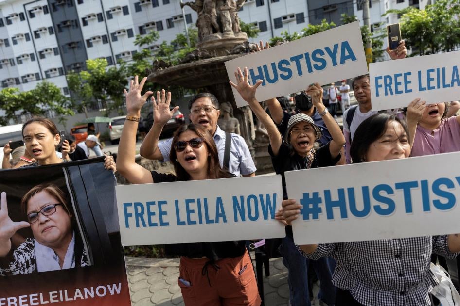 Para pendukung mantan senator Leila de Lima di luar Gedung Pengadilan di Muntinlupa City, Filipina, 12 Mei 2023. 