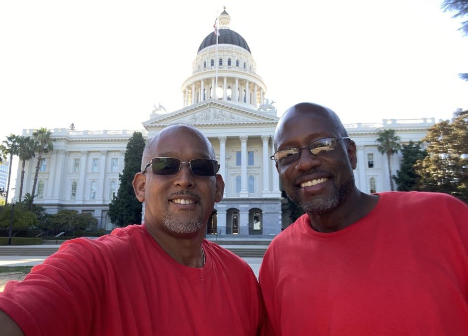 Joseph Bell (à gauche) et Remi King au Capitole de Californie pour plaider en faveur de l'adoption d'un projet de loi qui interdirait la peine de mort ou l'emprisonnement à vie sans possibilité de libération conditionnelle pour les personnes qui n'ont pas tué d'autres personnes. 