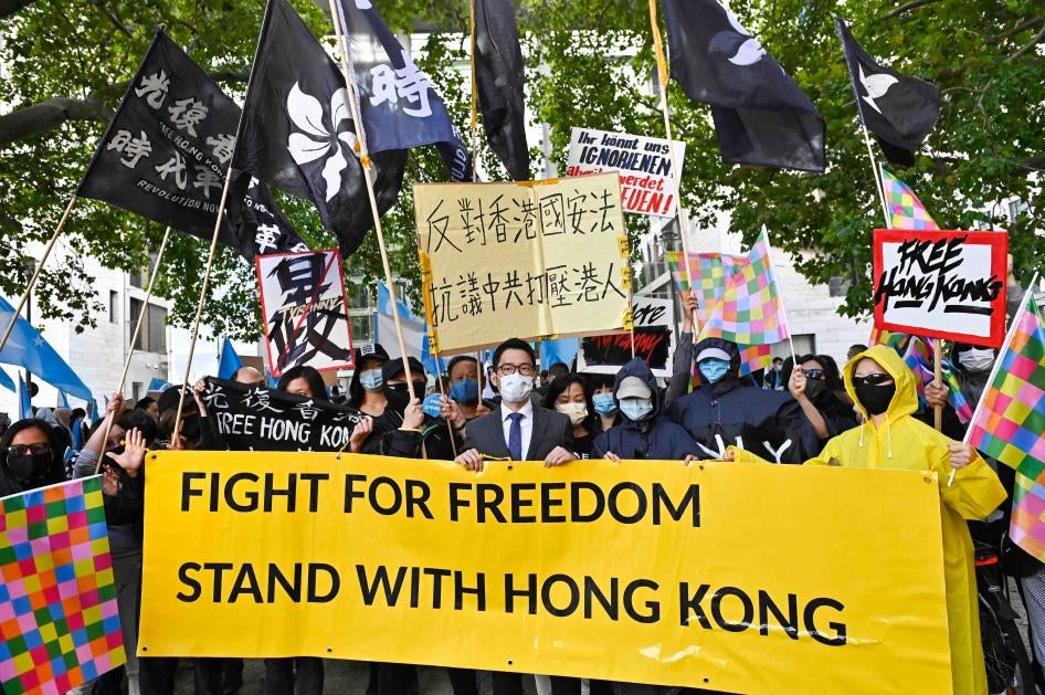 El activista de Hong Kong, Nathan Law, participa en una manifestación frente al Ministerio de Relaciones Exteriores en Berlín, el 1 de septiembre de 2020.