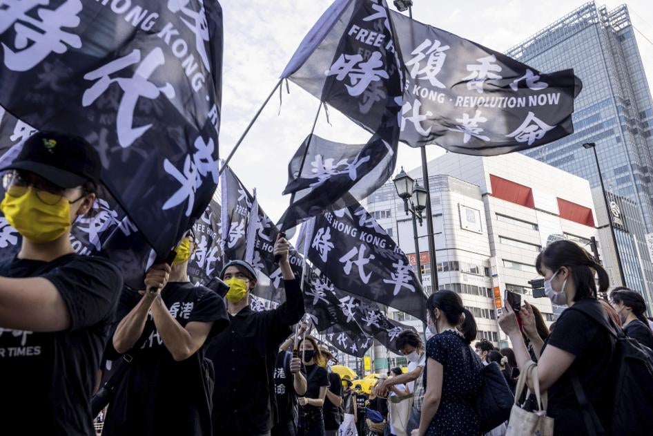 Sejumlah pengunjuk rasa prodemokrasi turun ke berbagai ruas jalan di Shinjuku, Jepang untuk menandai ulang tahun kedua gerakan RUU anti-ekstradisi di Hong Kong, 12 Juni 2021. 