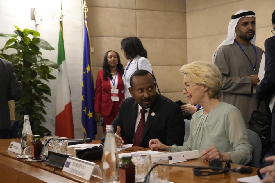 La présidente de la Commission européenne, Ursula von der Leyen, discute avec le Premier ministre éthiopien Abiy Ahmed Ali lors d'une conférence internationale sur la migration à Rome, le 23 juillet 2023. © 2023 Gregorio Borgia/AP Photo