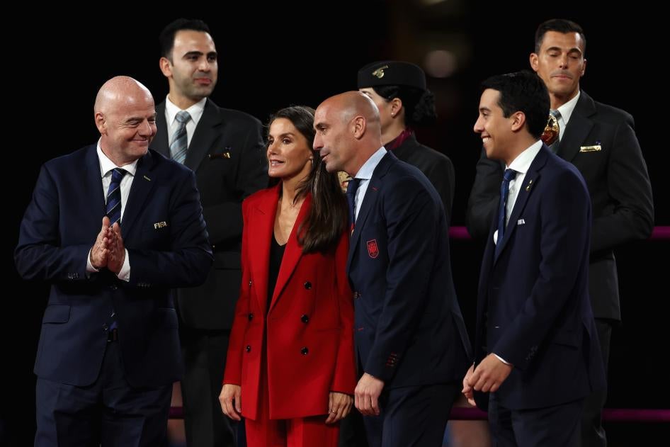 Le président de la Fédération espagnole de football, Luis Rubiales, au centre, aux côtés de la reine Letizia d'Espagne lors du match final de la Coupe du Monde féminine de la FIFA entre l'Espagne et l'Angleterre à Sydney, en Australie, le 20 août 2023.