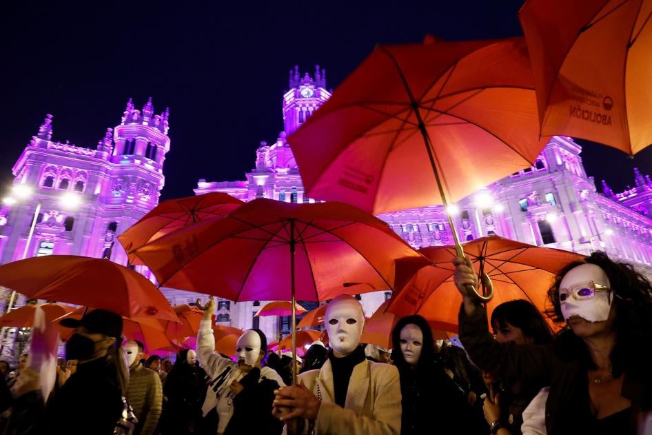 Trabajadoras sexuales portan máscaras y piden que no cierren los clubes en los que trabajan, durante un evento por el Día Internacional de la Mujer en Madrid, España, 8 de marzo de 2023. 