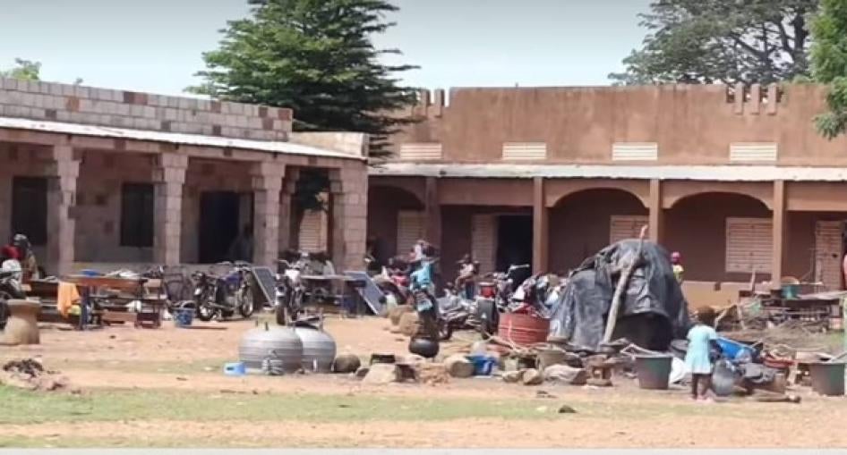 Des familles ayant fui leur village, Bodio, à la suite d'une attaque par un groupe armé islamiste, s'abritent dans une école à Bandiagara, région de Mopti, au Mali, le 6 août 2023. © 2023 Privé