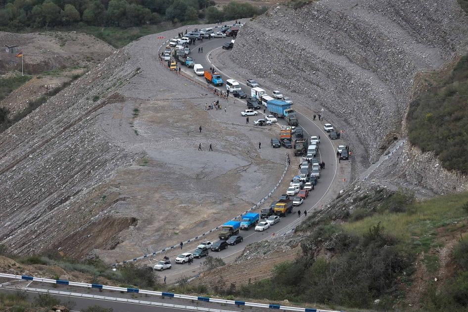 Un convoi de voitures d'Arméniens fuyant le Haut-Karabakh, 26 septembre 2023. 