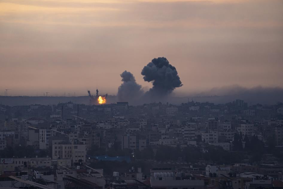 加沙走廊遭空袭冒出浓烟，2023年10月9日星期一。