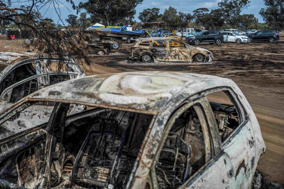 以色列南部“超新星（Supernova）电子音乐节”现场周遭，多台汽车被焚毁。 