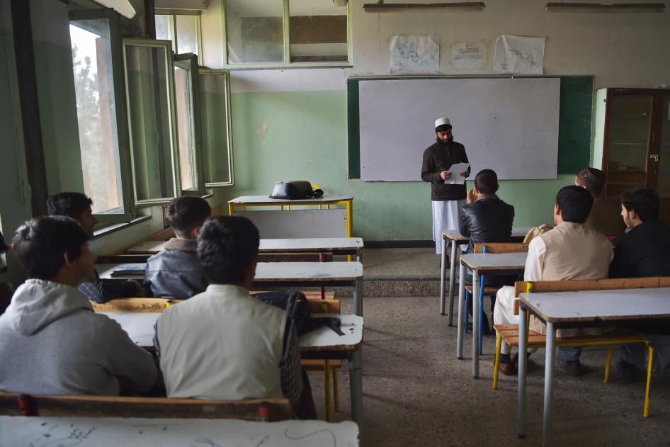 Des élèves afghans assistaient à un cours dans un lycée de Kaboul, accessible uniquement aux garçons, le 25 mars 2023.
