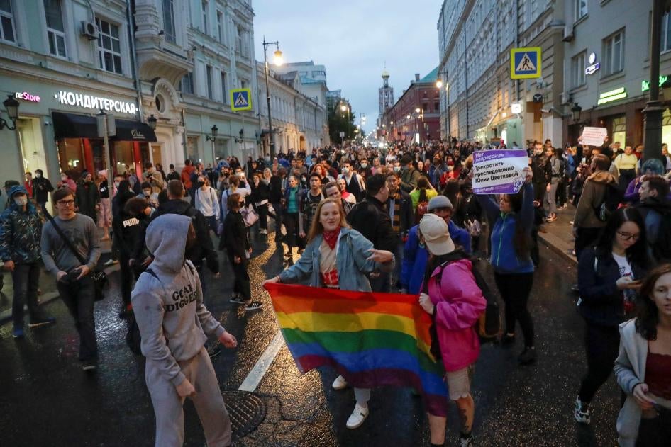 Des militants LGBT brandissent un drapeau arc-en-ciel lors d'un rassemblement sur la place Pouchkine à Moscou, en Russie, en juillet 2020. En novembre 2023, la Cour suprême de Russie a accédé à la demande du ministère de la Justice d'interdire le "mouvement LGBT international" en le qualifiant d'"extrémiste".