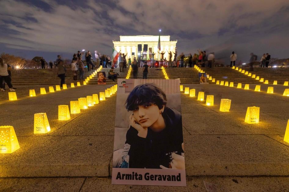 تصویر آرمیتا گراوند، دانش‌آموز ایرانی ۱۶ ساله که پس از برخورد با مقامات در ایران به کما رفت و درگذشت، در مقابل مموریال لینکلن در واشنگتن، دی‌سی، ۲۸ اکتبر ۲۰۲۳ نمایش داده شده است. 
