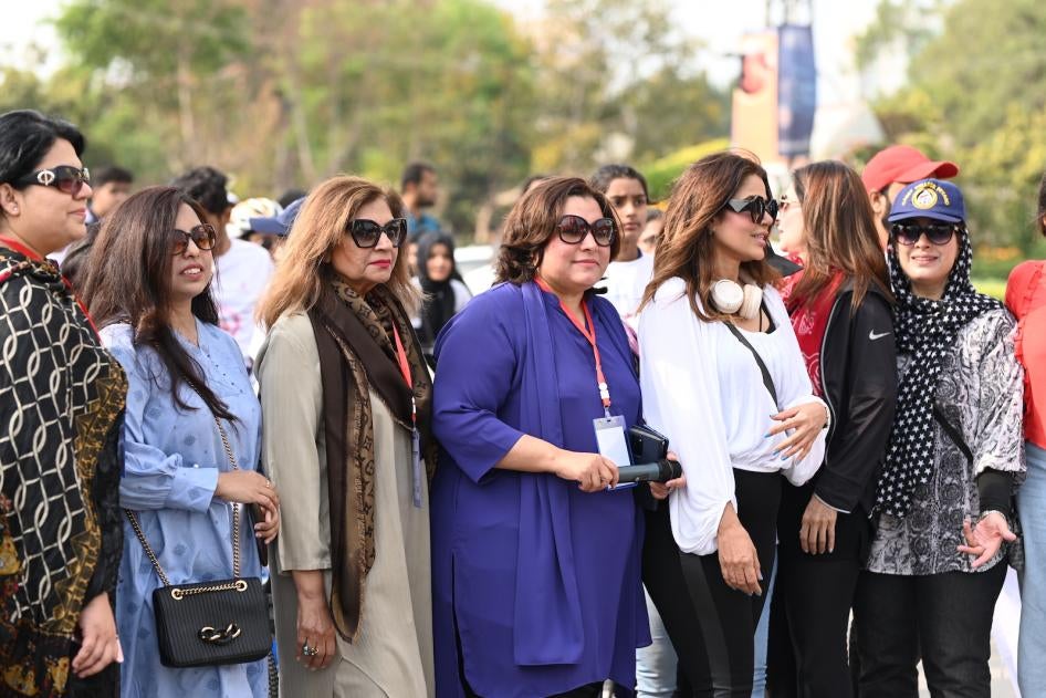 Dur e Shawar (quatrième en partant de la gauche), vice-présidente de la Fédération des travailleurs du Pakistan, lors d’un rassemblement à Lahore (Pakistan) à l’occasion de la journée internationale des femmes en 2023.