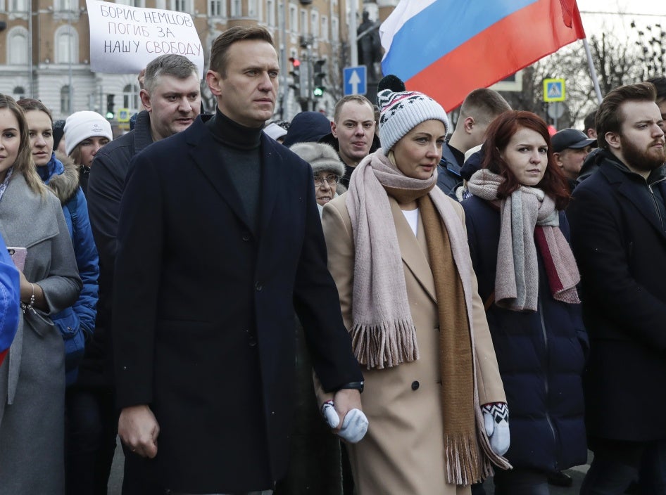 L’opposant russe Alexeï Navalny et son épouse Yulia participaient à une marche tenue à Moscou le 29 mars 2020, en hommage à la mémoire de Boris Nemtsov, un précédent chef de l'opposition russe assassiné en 2015. 