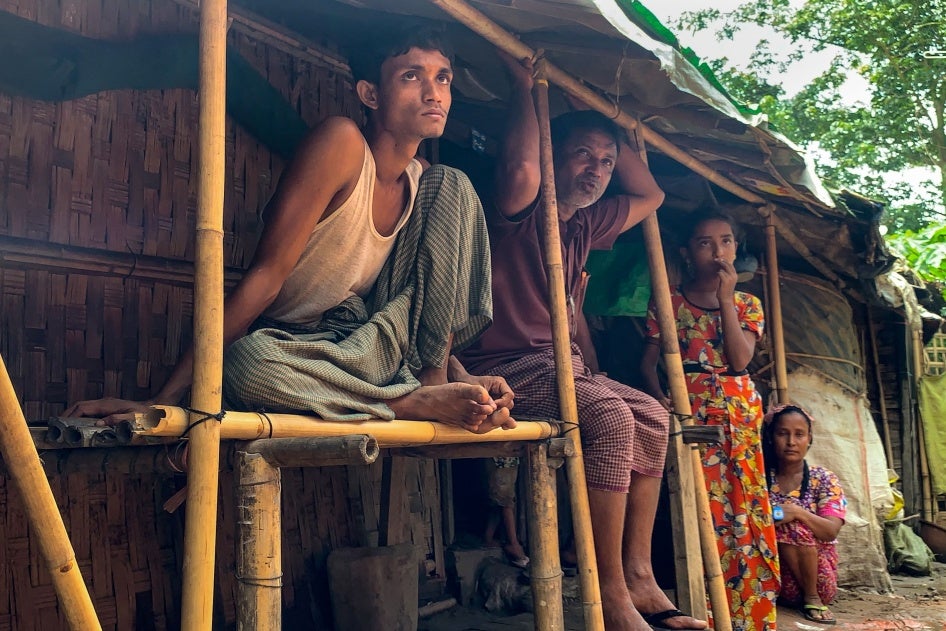 Des membres de la communauté Rohingya, à majorité musulmane, photographiés dans le camp de Thet Kay Pyin à Sittwe, dans l’État de Rakhine situé dans l’ouest du Myanmar, le 5 juin 2021 ; c’est l’un des nombreux camps où vivent des Rohingyas déplacés à l’intérieur du pays.