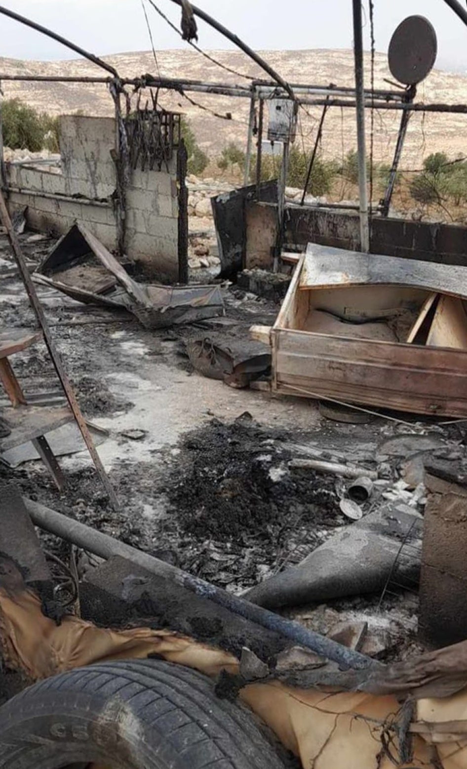 Décombres d’une maison détruite à Al-Qanub, une communauté palestinienne dans le sud de la Cisjordanie, suite à la fuite des habitants qui étaient menacés de mort par des colons israéliens armés, le 9 octobre 2023.