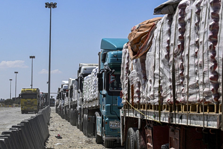 משאיות מצריות עמוסות בסיוע עבור רצועת עזה  ממתינות בתור בצד המצרי של מעבר רפיח,  23.3.24.
