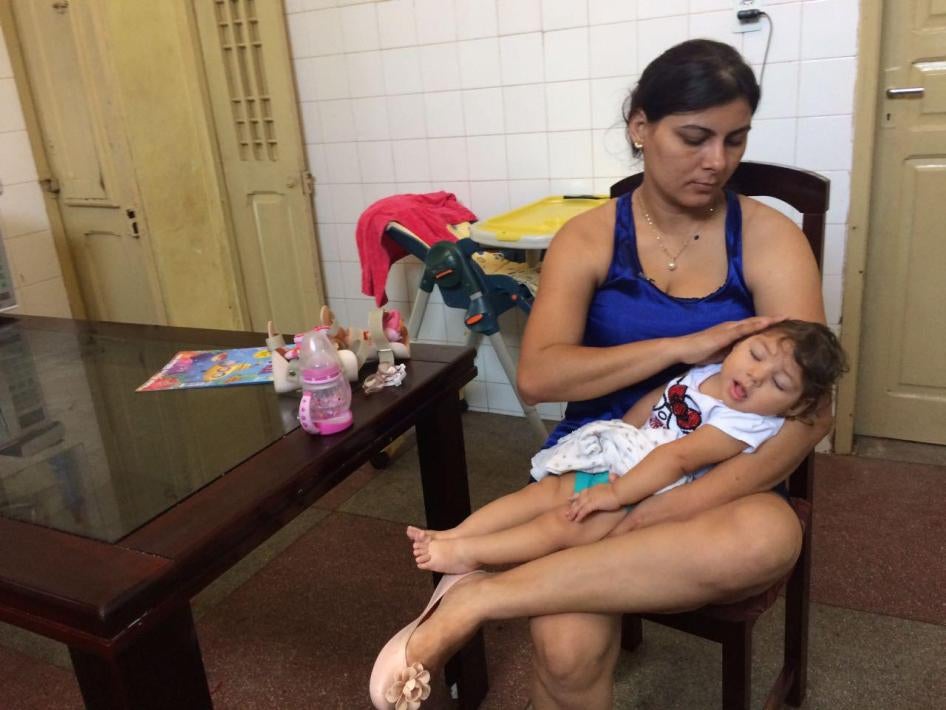 Jusikelly, de 32 anos, com sua filha, uma menina com síndrome de Zika nascida em novembro de 2015, em sua casa no estado de Pernambuco.