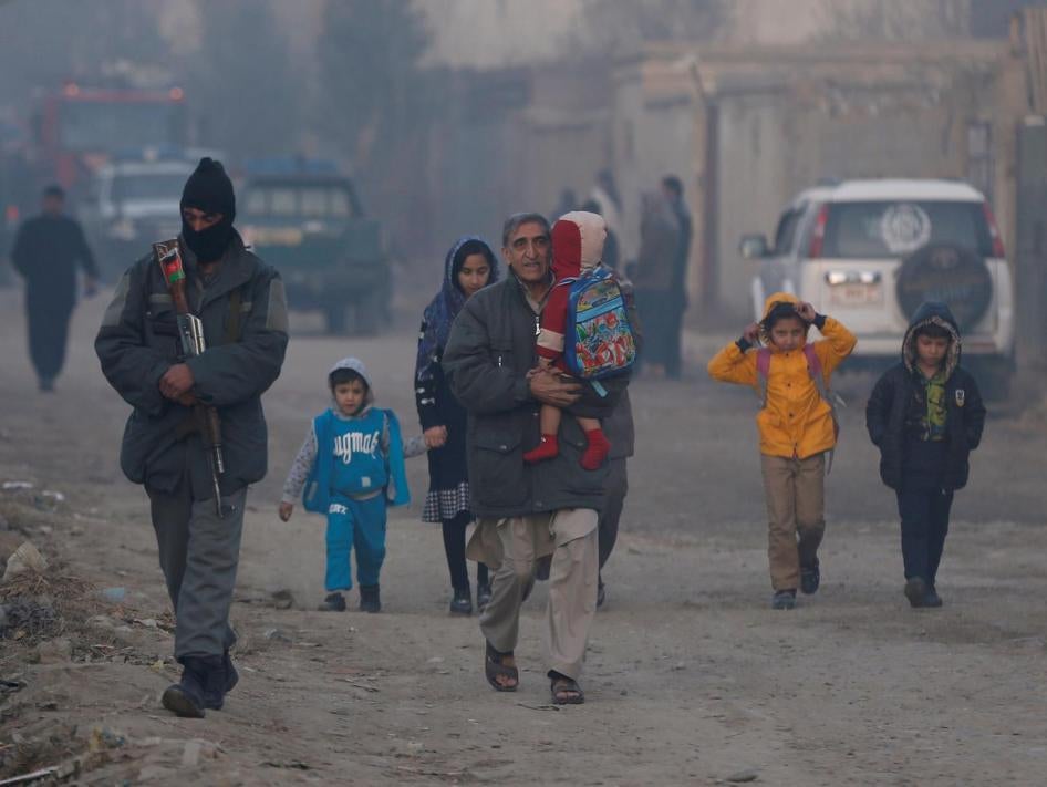 阿富汗人举家逃避攻击，阿富汗喀布尔，2016年12月22日。