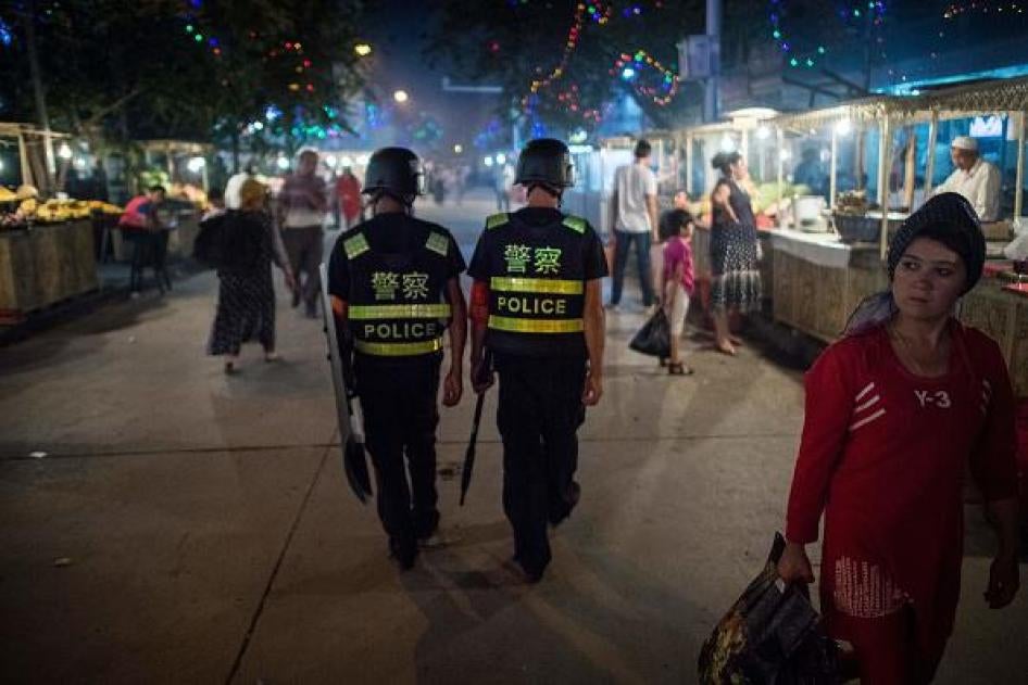 开斋节前夕，中国警察在新疆维吾尔自治区喀什市艾提朵尔清真寺附近的夜市巡逻，2017年6月25日。