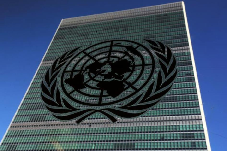 联合国总部大厦在联大第71届会议召开期间挂出巨大联合国标志，美国纽约曼哈顿，2016年9月22日。