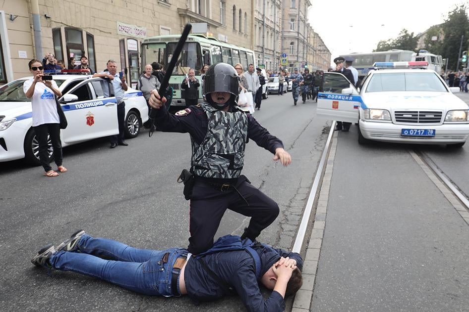 Задержание протестующего в Санкт-Петербурге.