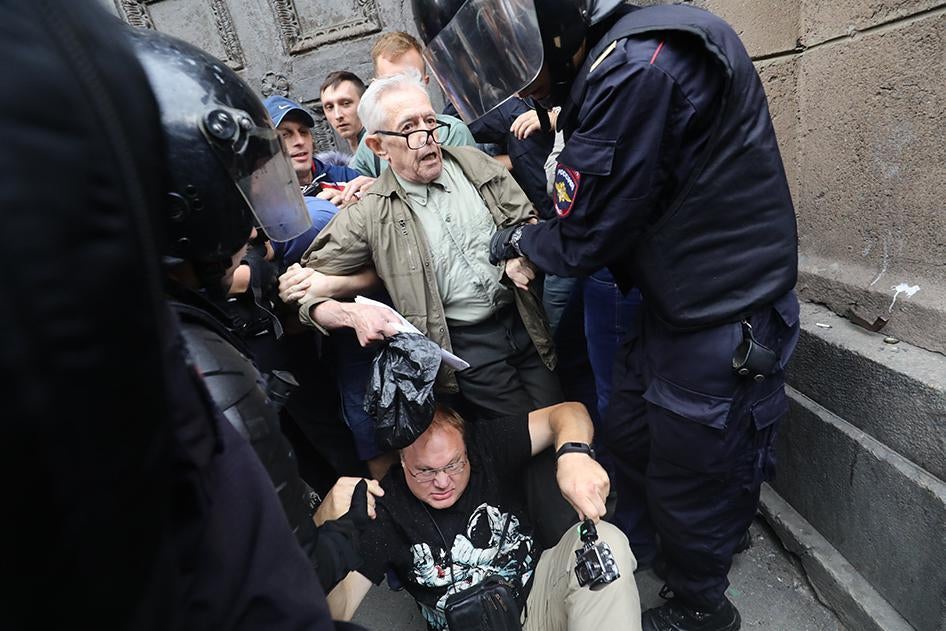 Задержание пенсионера Юрия Стерника в Санкт-Петербурге.