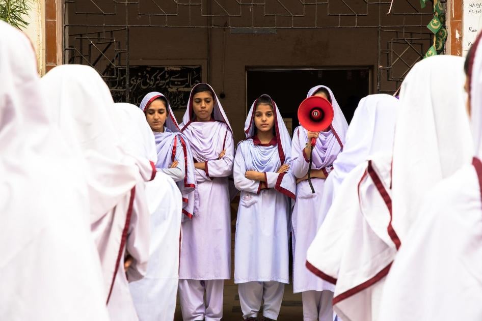 Des élèves du lycée public de filles de Behar Colony, situé dans le quartier de Lyari à Karachi (Pakistan). En neuvième année (première année de lycée), seules 13 % des filles pakistanaises sont toujours scolarisées. La pénurie d’établissements de fille. 