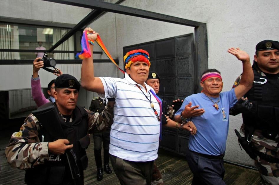 Пепе Луис Акачо (второй слева) на выходе из суда в Кито, Эквадор, 8 февраля 2011 г.