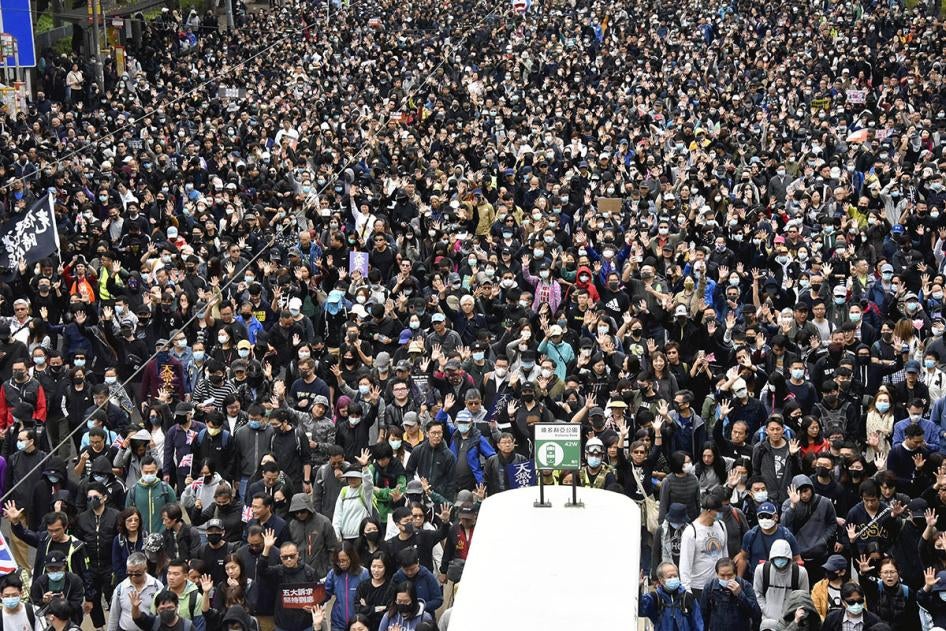浩浩荡荡的示威队伍行经港岛维园，2020年1月1日。