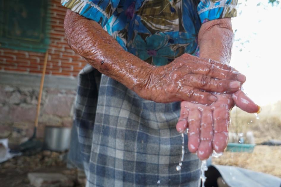 Uma mulher zapoteca lava as mãos depois de aprender com um programa de rádio local sobre lavagem das mãos e distanciamento social para evitar a COVID-19, no estado de Oaxaca, México, em 31 de março de 2020.