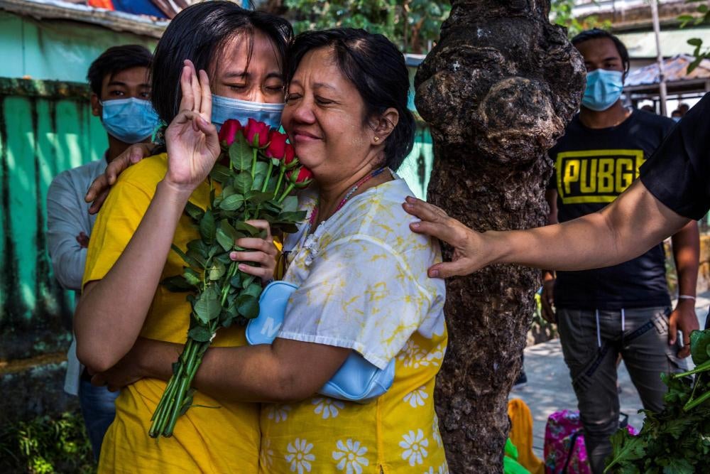 Протестующая, освобожденная из тюрьмы после трех недель заключения, воссоединяется со своей матерью в Янгоне, Мьянма, 24 марта 2021 года. 