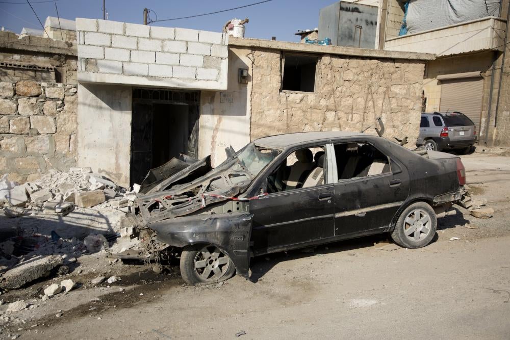 سيارة مدمرة وسط ركام سببه قصف قوات الحكومة السورية لقرية ترمانين في ريف إدلب الشمالي، 14 أكتوبر/تشرين الأول 2023.