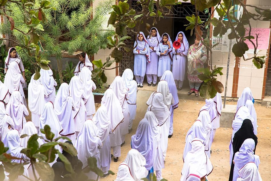 Des lycéennes accomplissent les exercices matinaux au lycée public de filles de Behar Colony, situé dans le quartier de Lyari à Karachi (Pakistan). 