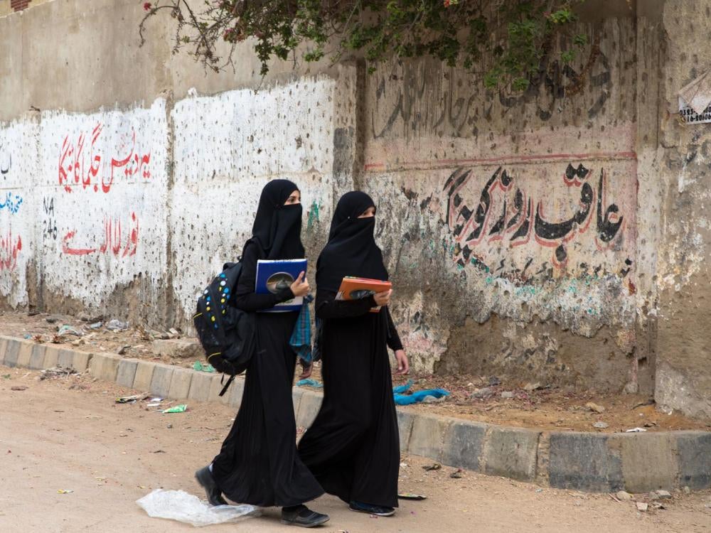 Deux élèves se rendent au lycée de Behar Colony à Karachi. En raison du manque d’établissements publics, notamment pour les filles, de nombreuses élèves doivent parcourir de longues distances à pied pour aller en classe et sont souvent victimes de harcèle