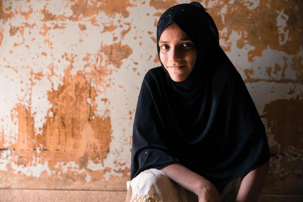 Saba fait partie des 22,5 millions d’enfants pakistanais qui ne sont pas scolarisés – des filles pour la plupart. Elle vend des pommes de terre dans la rue, devant une école privée, alors qu’elle rêve d’étudier elle-même. Les familles pauvres mettent souv