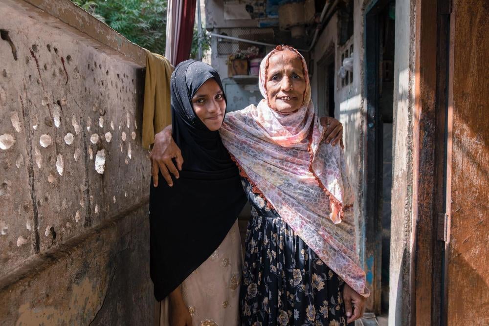 Saba, 11 ans, qui ne va pas à l’école, en compagnie de sa mère. La mère de Saba cuit des pommes de terre que Saba vend dans la rue. Presque 13 % des enfants pakistanais âgés de 10 à 14 ans ont un emploi rémunéré, un chiffre qui grimpe à 33 % pour les enfa