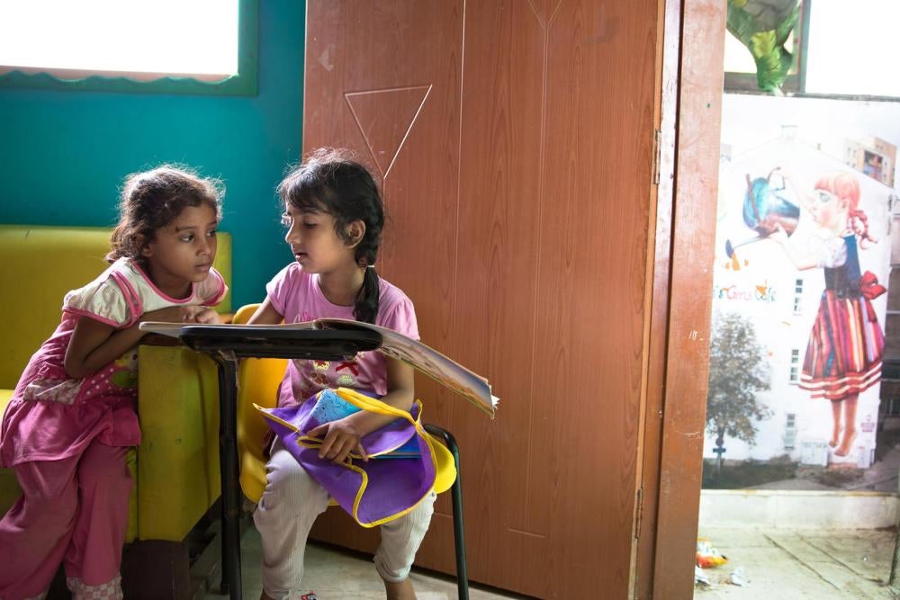 Deux élèves de l’école gratuite non étatique pour enfants pauvres du quartier de Lyari à Karachi (Pakistan). Cette école dispense quelques heures de cours par jour à des enfants qui sinon n’auraient pas accès à l’éducation. ©Insiya Syed pour Human Rights 