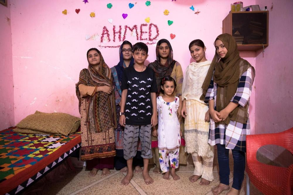 Bushra (deuxième à partir de la droite), élève de dixième année au lycée public de filles de Behar Colony, photographiée chez elle avec sa famille. La mère de Bushra (à l’extrême gauche), n’est jamais allée à l’école ; elle s’est mariée à 14 ans. Comme de