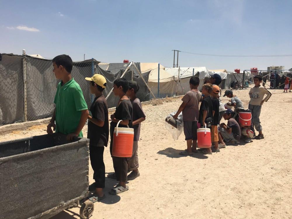 Des enfants à l’annexe d’al-Hol font la queue pour obtenir la permission d’aller chercher des rations dans la partie principale du camp. Les femmes de l’annexe ont indiqué que parfois, lorsqu’elles ou leurs enfants arrivent, la nourriture est déjà épuisée