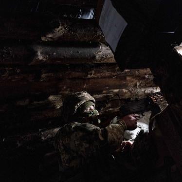 Український солдат на спостережному посту у бліндажі біля прифронтового міста Красногорівка на сході України. 