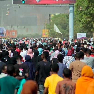 آلاف المتظاهرين المؤيدين للديمقراطية نزلوا إلى الشوارع لإدانة استيلاء العسكر على الحكم في الخرطوم، السودان في 25 أكتوبر/تشرين الأول 2021. 