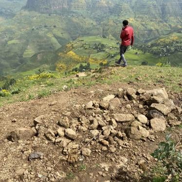The shallow grave of an unidentified person killed during fighting in the village of Chenna, in the Amhara region of Ethiopia. Residents said it was dug in early September 2021 after Tigrayan fighters left the area. © 2021 Tom Gardner