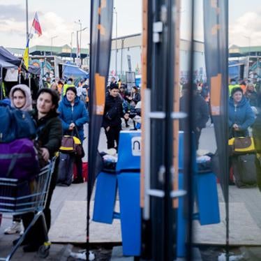 People make their way through Medyka border crossing in Poland, where lack of systematic protection measures expose refugees to risks of trafficking and other exploitation.