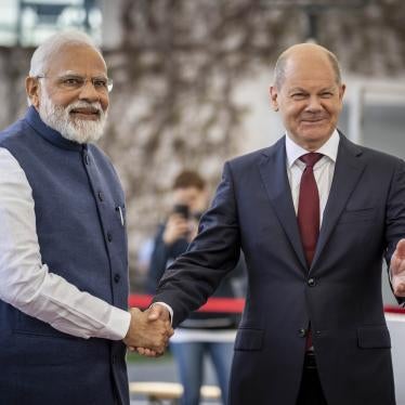 German Chancellor Olaf Scholz (right) welcomes Indian Prime Minister Narendra Modi