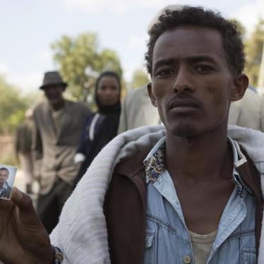 Mersen Chala hält ein Foto seines Bruders Dinka in der Hand. Er war einen Tag zuvor von äthiopischen Sicherheitskräften in dem Dorf Yubdo, Oromia, 100 Kilometer von Addis Abeba entfernt, getötet worden. Dezember 2015.