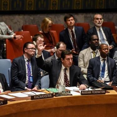 نائب السفير الروسي إلى الأمم المتحدة فلاديمير سافرونكوف يصوت ضد مشروع قرار يدين استخدام الأسلحة الكيميائية في سوريا الذي نقلته التقارير، في اجتماع في مجلس الأمن حول الوضع في سوريا في مقر الأمم المتحدة في نيويورك، الولايات المتحدة، 12 أبريل/نيسان 2017. 