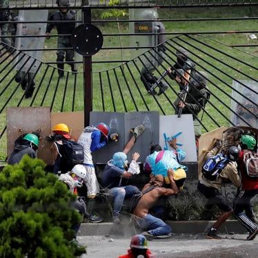 Affrontement entre les forces de sécurité vénézuéliennes et des manifestants opposés au gouvernement du président Nicolas Maduro, devant l’enceinte d'une base aérienne dans la banlieue de Caracas, au Venezuela, en mai 2017.