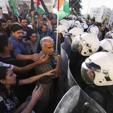 Palestinian riot police confront demonstrators protesting security coordination between the Palestinian Authority (PA) and Israel, in the West Bank city of Ramallah on June 23, 2014.